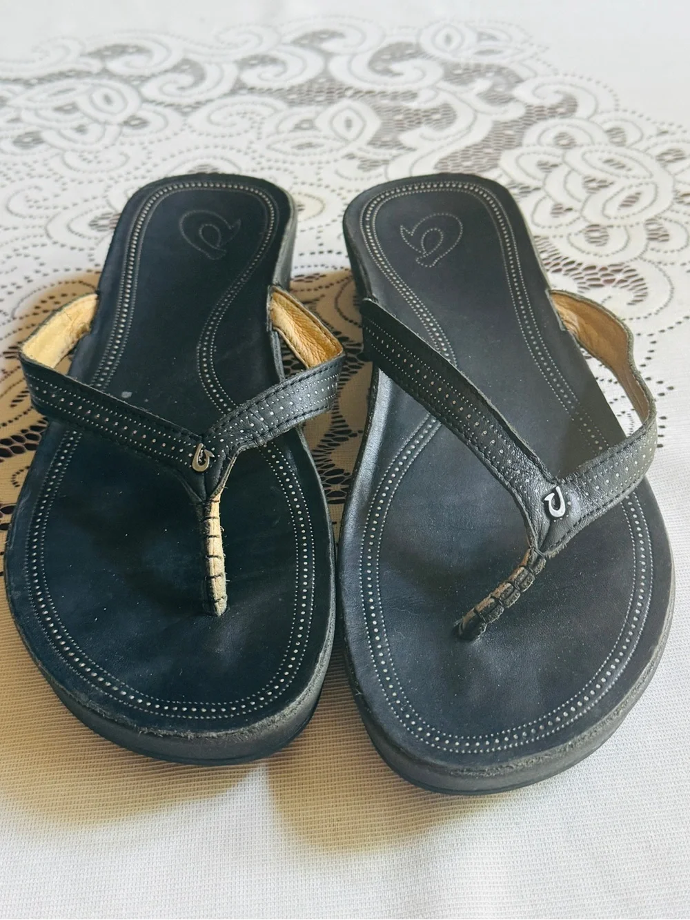 Women’s Black Wedge OluKai Leather Flip Flops with Arch Support Sz 10
